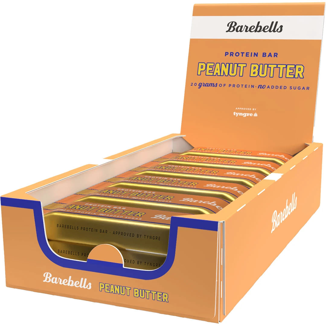 12 x Barebells Protein Bar 55 g Peanut Butter i en orange och vit displaylåda fylld med guldiga proteinbars.