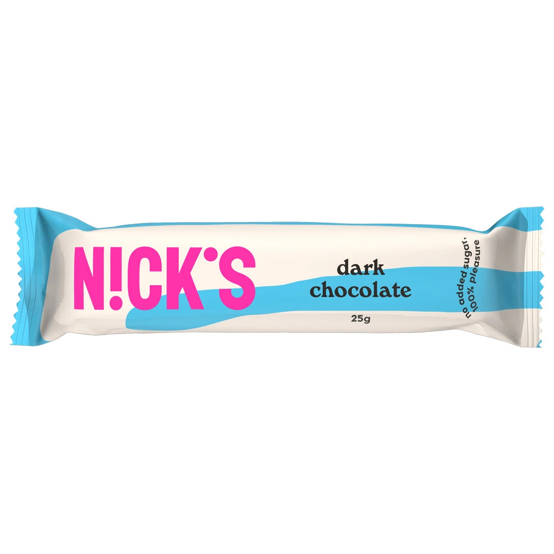 Nicks Dark Chocolate 25 g, en liten mörk chokladbit förpackad i ett vitt papper med ljusblå ränder och rosa Nicks-logga.