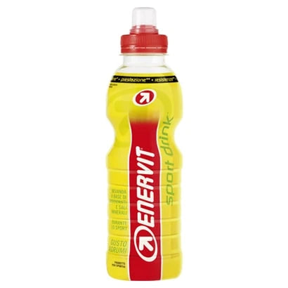 Enervit Sport Drink 500 ml är en färdigblandad sportdryck i en plastflaska med röd sportkork och gul vätska inuti.