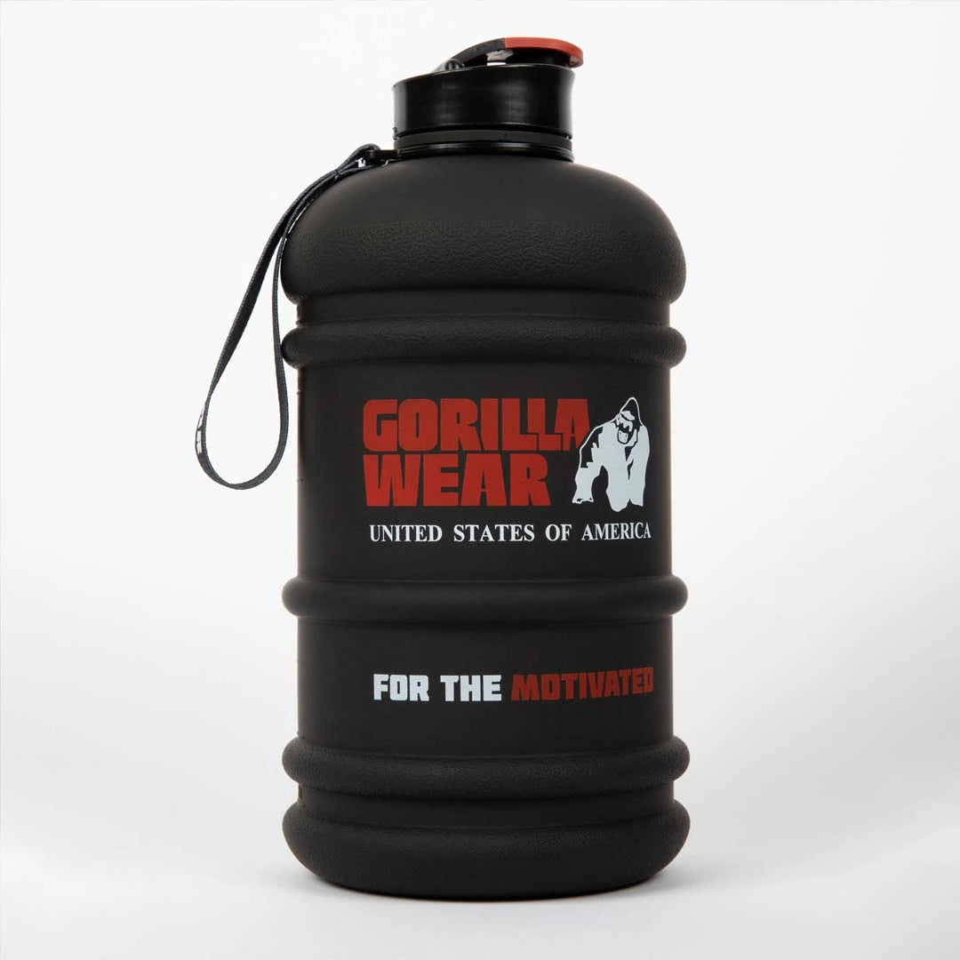 Gorilla Wear Water Jug 2.2 L i svart med röd logotyp, bärrem och praktiskt flip-lock för träningen.