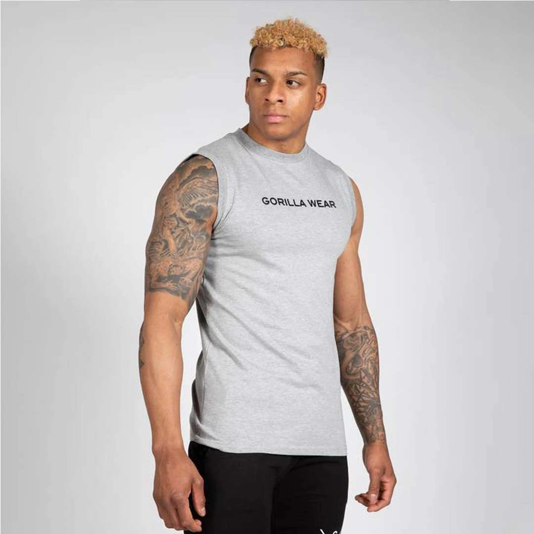 Gorilla Wear Sorrento Sleeveless T-Shirt Grey i bomull med slim fit och svart logotyp, buren av en manlig modell., bild 1 av 8