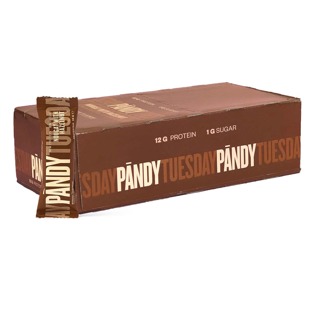 18 x Pändy Protein Bar 35 g Nougat with Hazelnut i en brun låda med en matchande proteinbar framför.