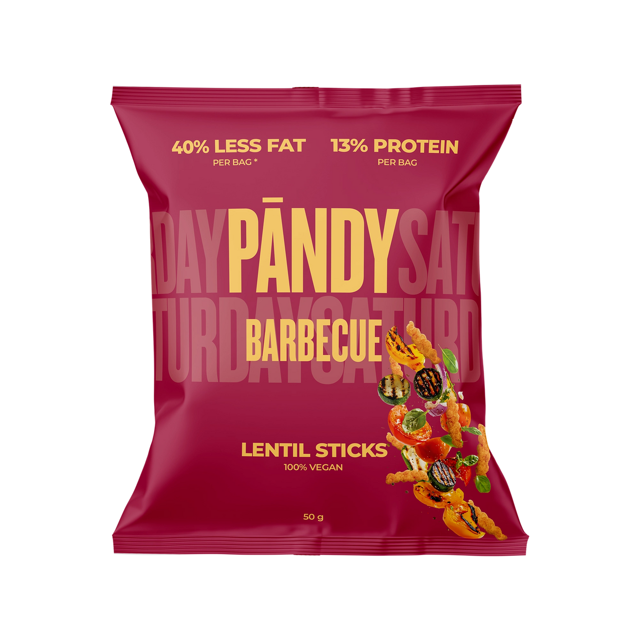 Pändy Lentil Sticks Barbecue 50 g i en mörkröd påse med illustration av linschips och grillade grönsaker.