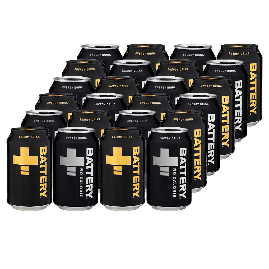 24 x Battery Energy Drink 330 ml Mixflak med svarta burkar med guldiga och silvriga detaljer för olika varianter.