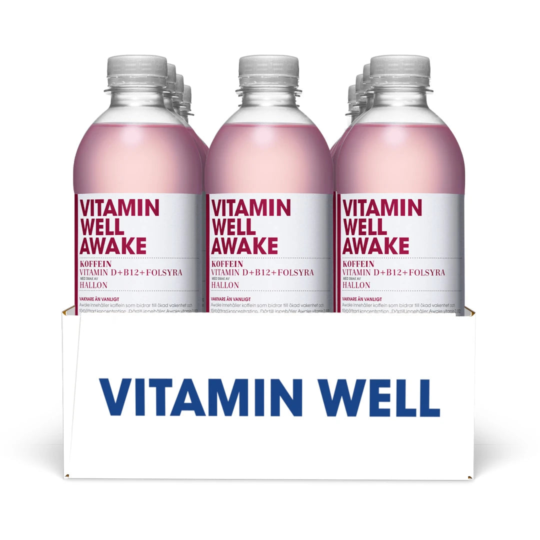 12 x Vitamin Well 500 ml Awake Hallon i ett vitt flak med genomskinliga flaskor, rosa dryck och vita etiketter.