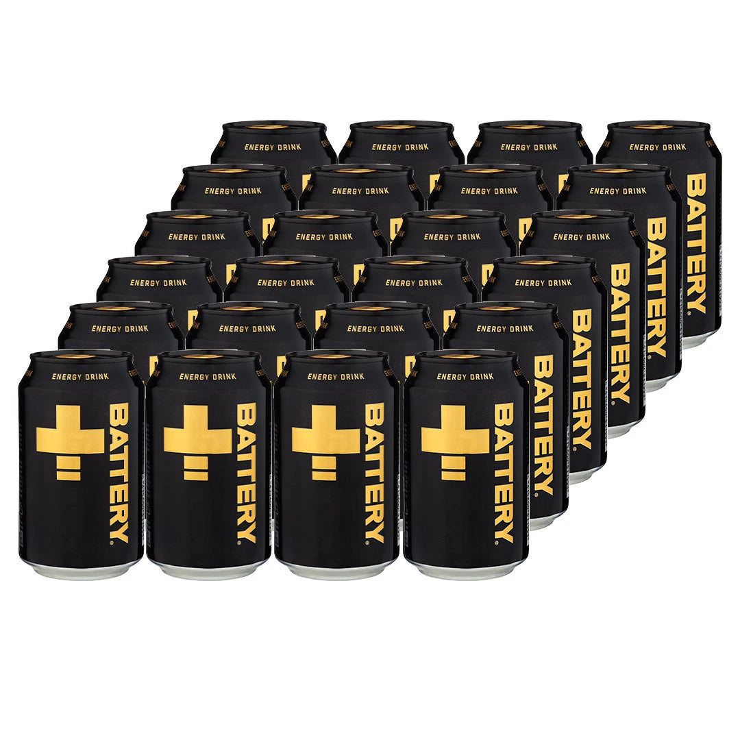 24 x Battery Energy Drink 330 ml 33B uppställda i ett 24-pack av svarta burkar med guldiga detaljer.