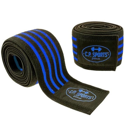 C.P. Sports Knee Wraps 2m, svarta knälindor med blå ränder i polyester och gummi för tunga benpass.