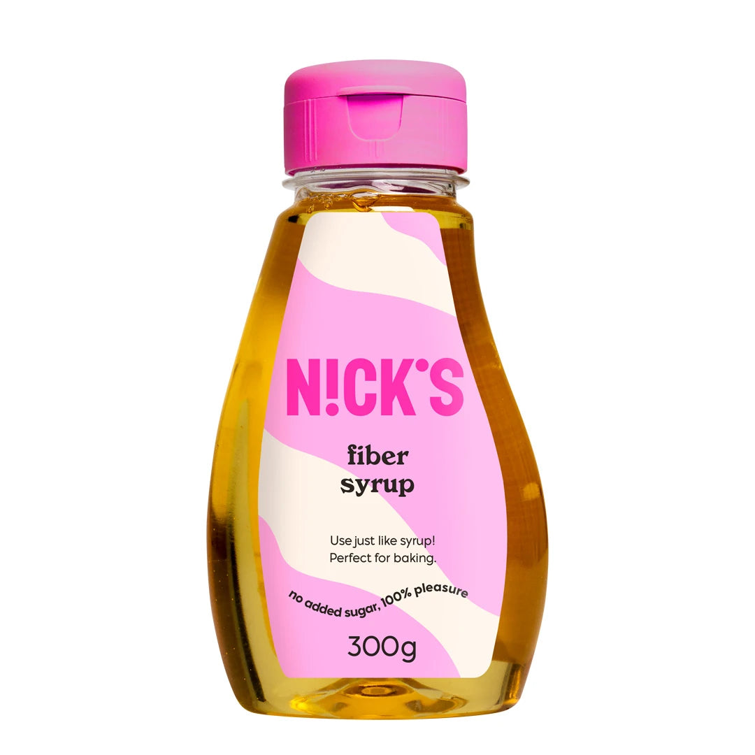 Nicks Fiber Syrup 300 g, en gyllene fibersirap i en genomskinlig plastflaska med rosa kork och matchande etikett.