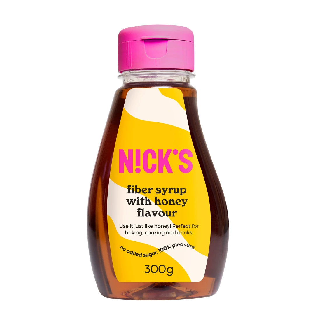 Nicks Fiber Syrup Honey 300 g i en transparent flaska med gul etikett och rosa kork, utan tillsatt socker.