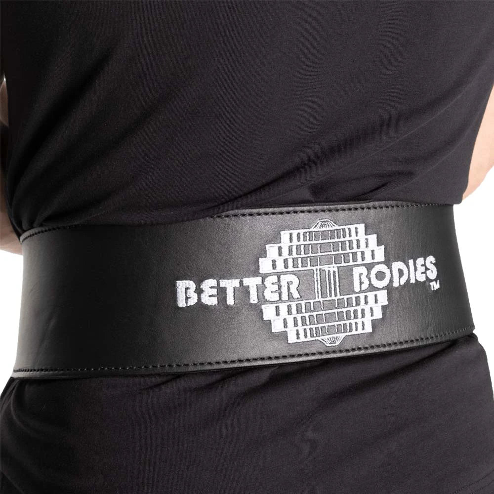 Better Bodies BB Lifting Belt Black, ett svart träningsbälte i läder med broderad vit logotyp som bärs runt midjan.