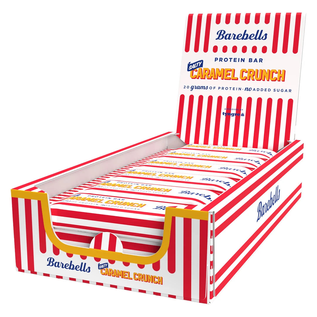 12 x Barebells Protein Bar 55 g Salty Caramel Crunch i en röd- och vitrandig displaylåda.