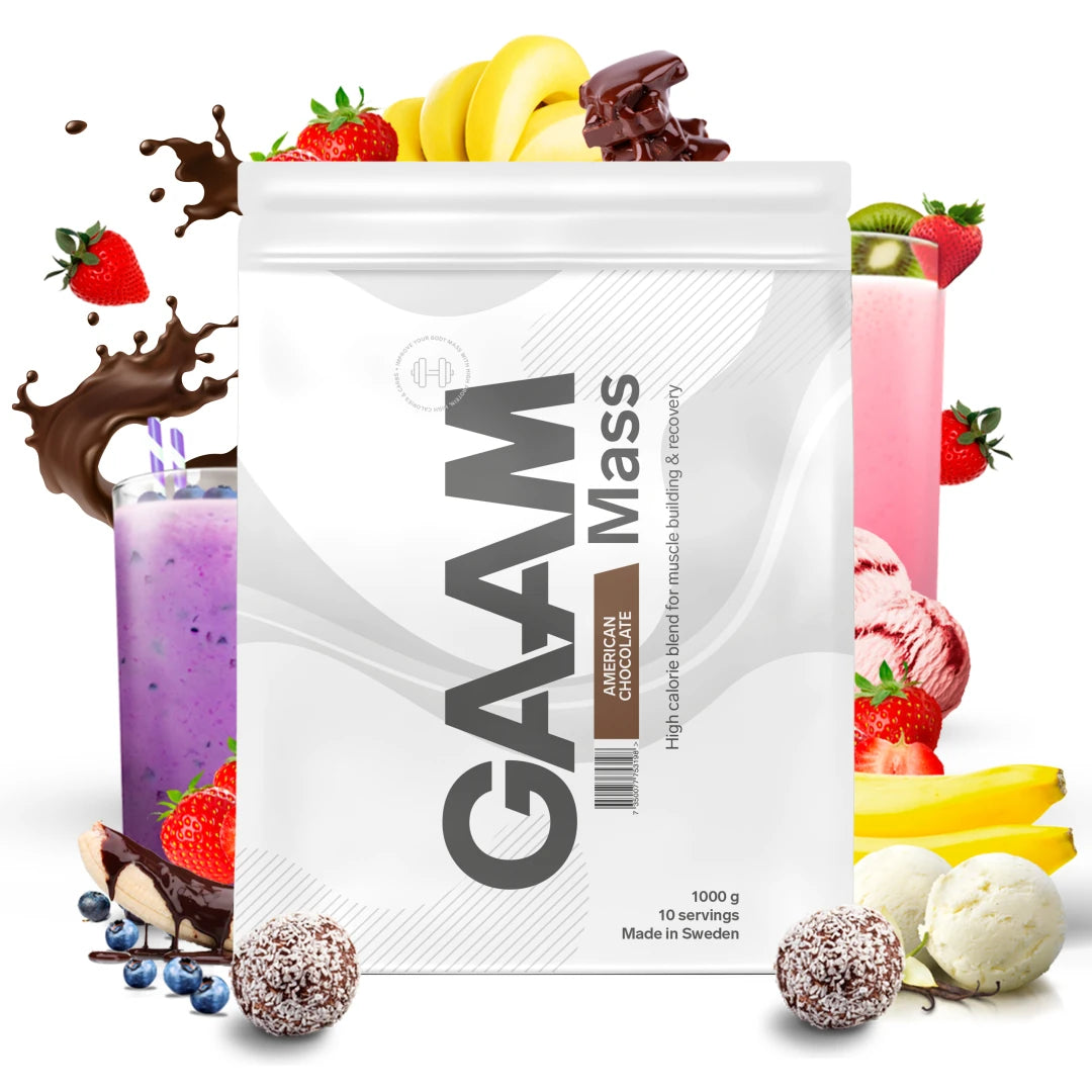 Vit påse med GAAM 100% MASS Premium 1 kg American Chocolate, omgiven av bär, frukter, glass och chokladstänk.