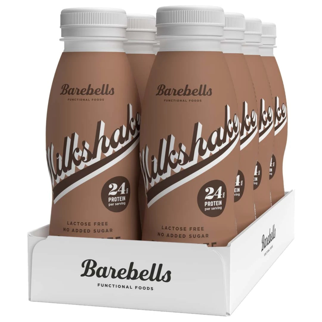 8 x Barebells Milkshake 330 ml Chocolate i ett vitt flak med åtta bruna flaskor fyllda med laktosfri proteinmilkshake.