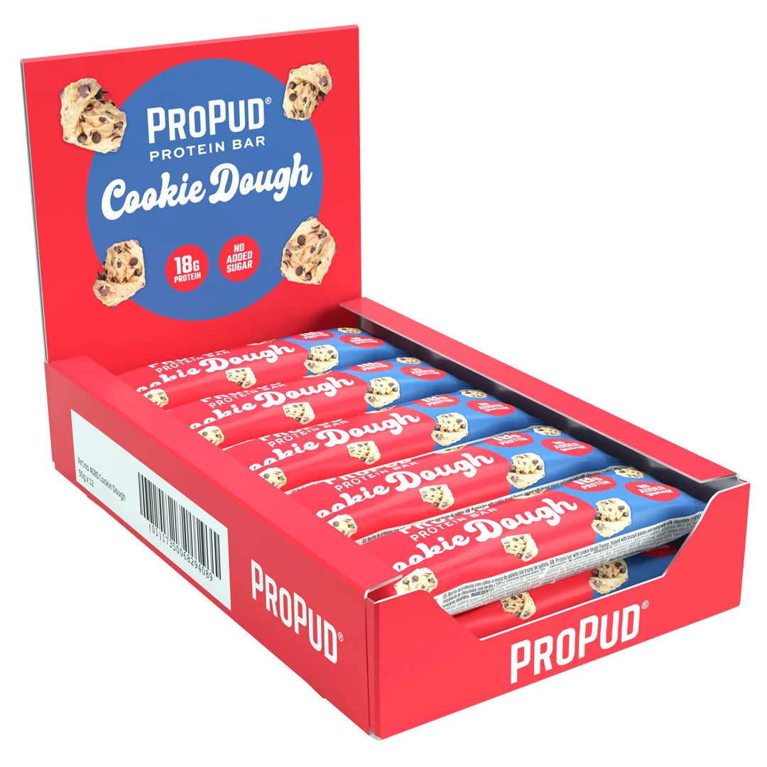 12 x NJIE ProPud Proteinbar 55 g Cookie Dough i en röd displaybox fylld med blå och röda bars.