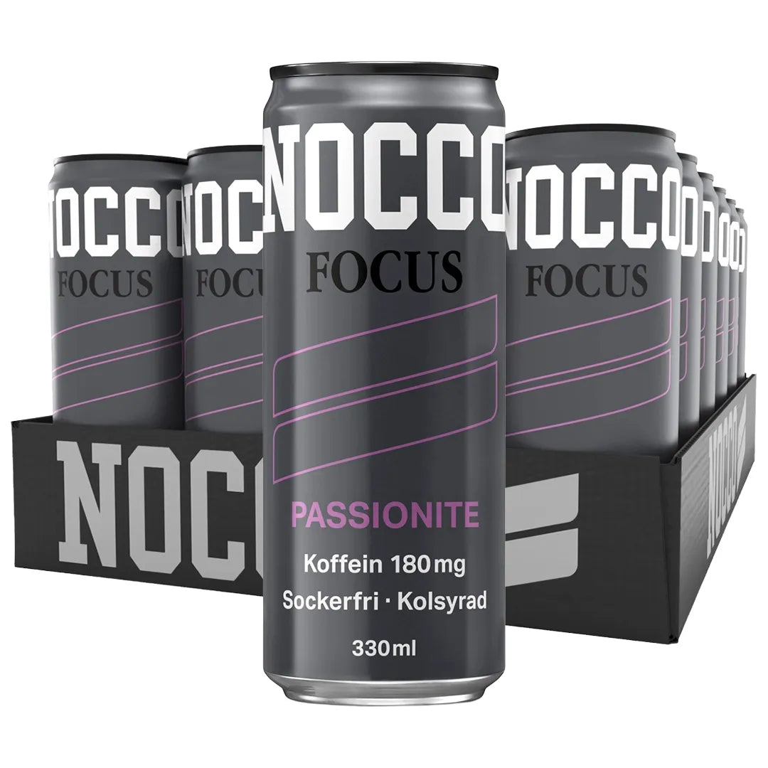 24 x NOCCO Focus 330 ml Passionite i ett svart flak med mörkgråa burkar och rosa detaljer.