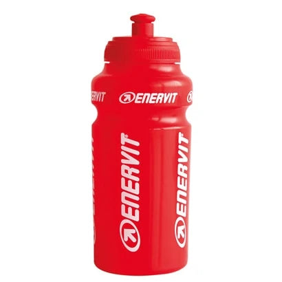 Enervit Vattenflaska 500 ml i klarrött med vit text, en smidig sportflaska för cykel och träning.