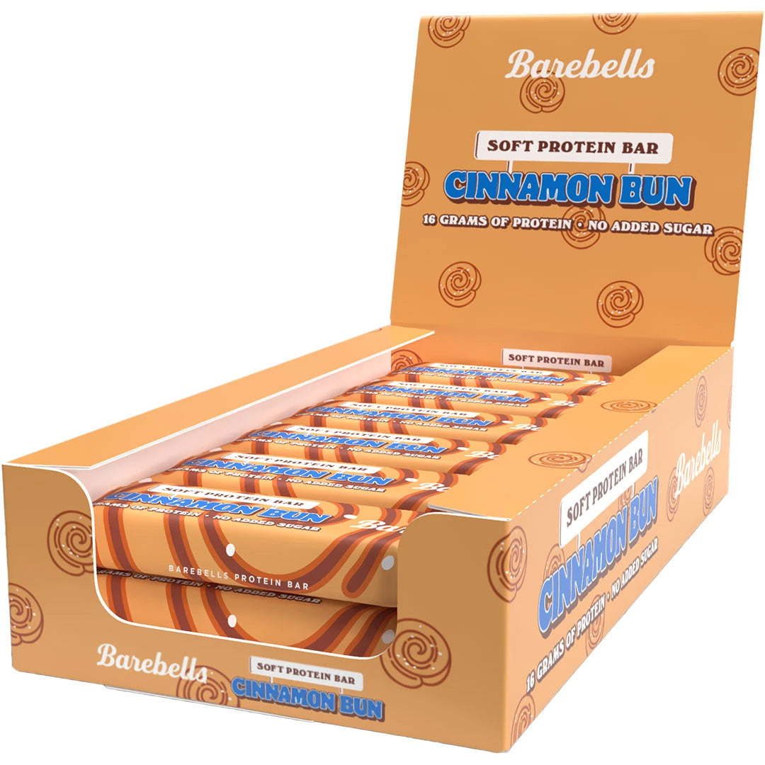 12 x Barebells Soft Bar 55 g Cinnamon Bun i en orangebrun displaybox med kanelbullemönster och blå detaljer.