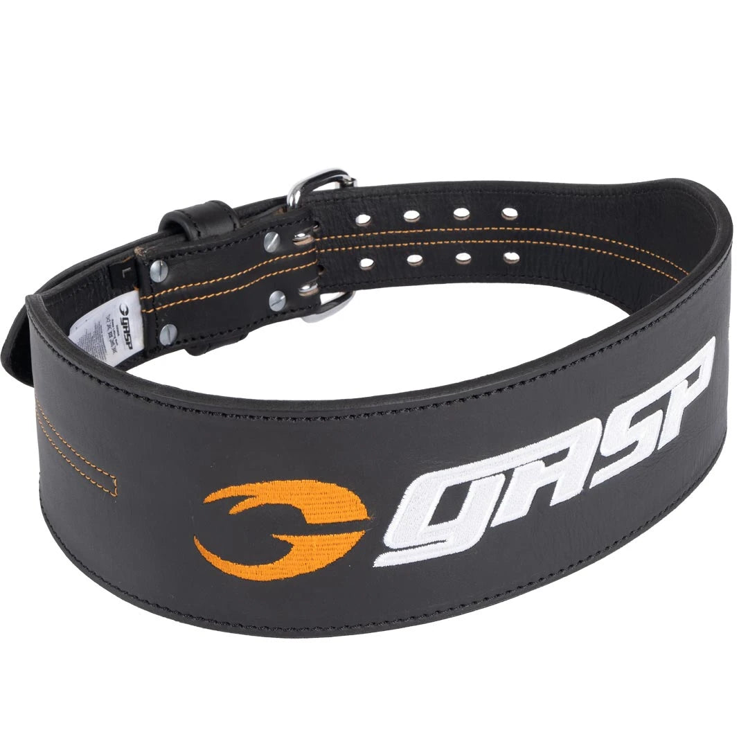 GASP Lifting Belt träningsbälte i svart läder med vit och orange broderad logotyp samt robust spänne.