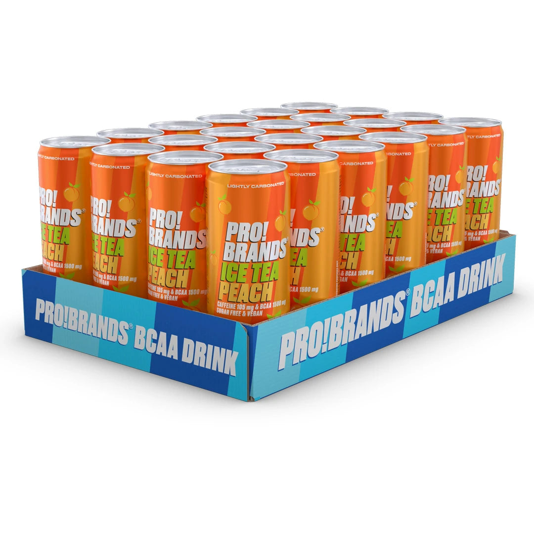 24 x Pro Brands BCAA Drink 330 ml Ice Tea Peach i ett blått flak med orangea energidrycksburkar.