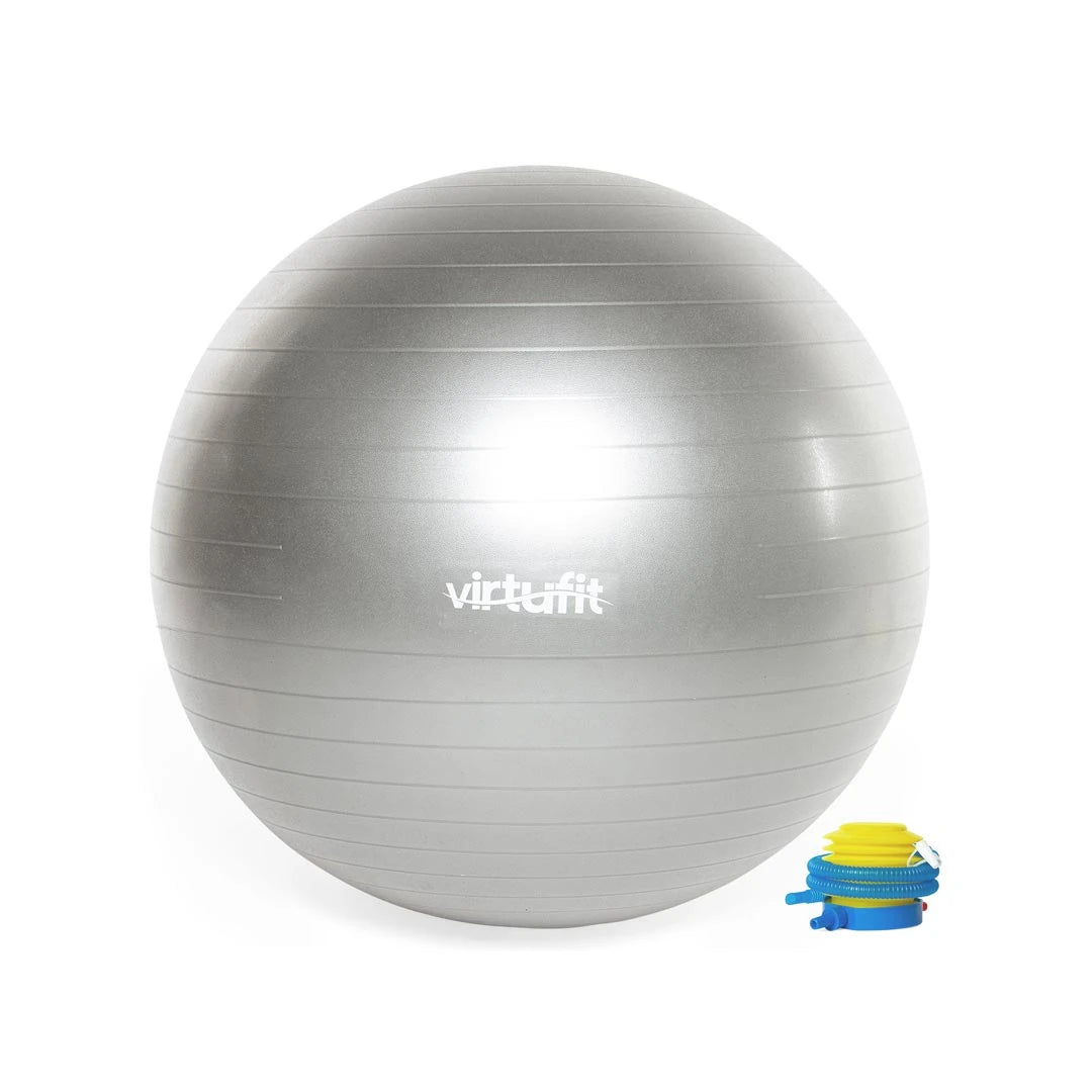Virtufit Gym Ball + Pump 55 cm, en silvrig gymboll i PVC med tillhörande pump för styrke- och balansträning.