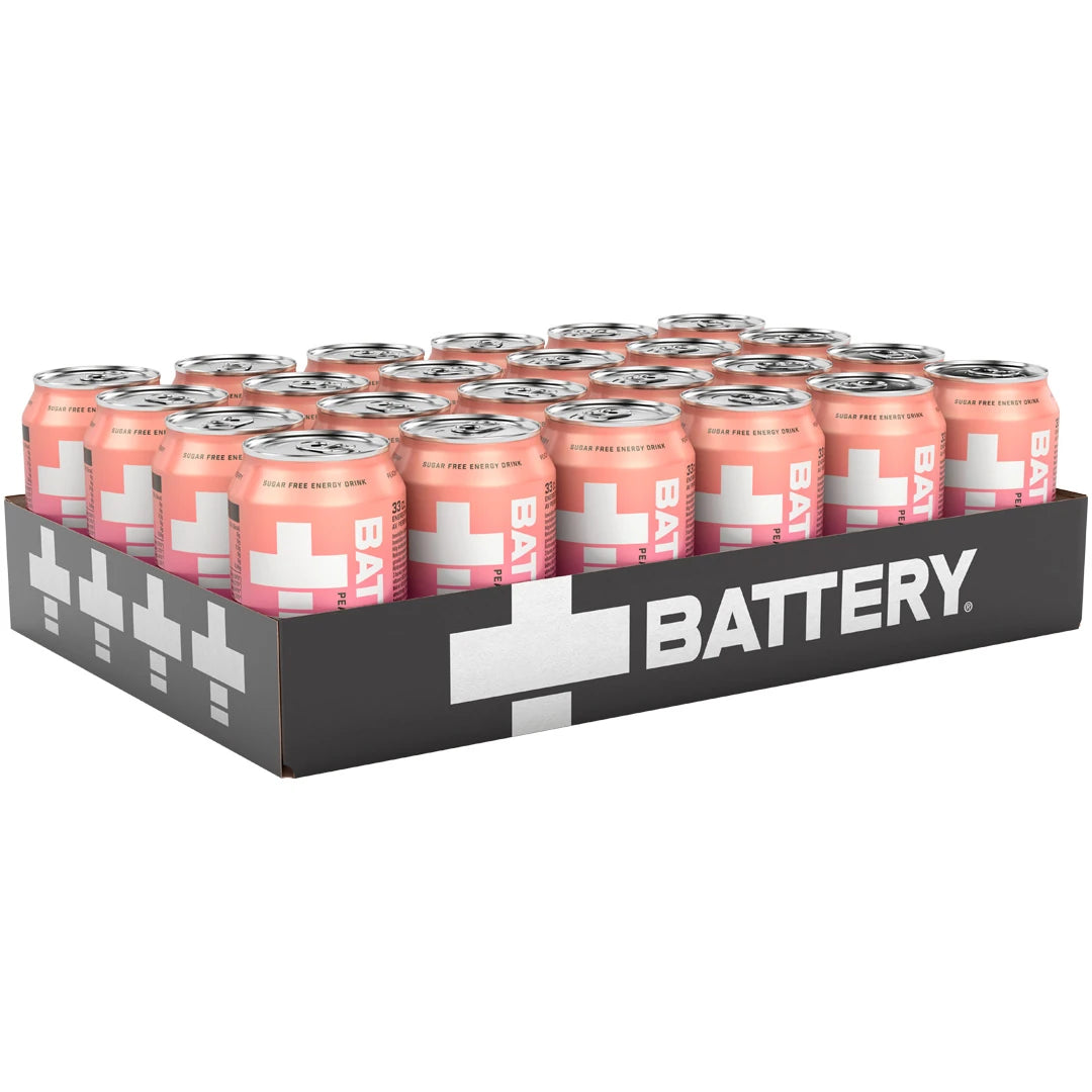 24 x Battery Energy Drink 330 ml Peach Raspberry i ett svart flak med matchande rosa burkar och vita detaljer.