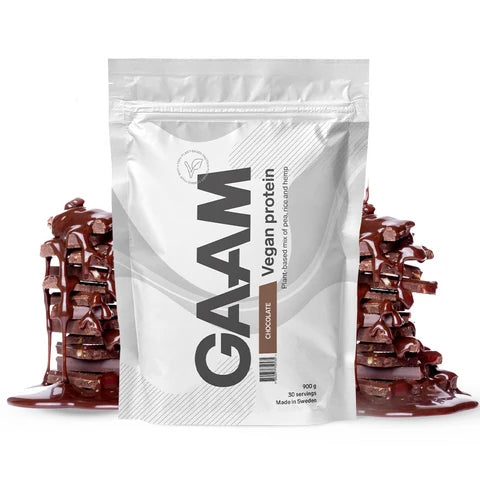 GAAM Vegan Protein 900 g veganskt proteinpulver i en vit påse med chokladsmak, omgiven av chokladbitar.