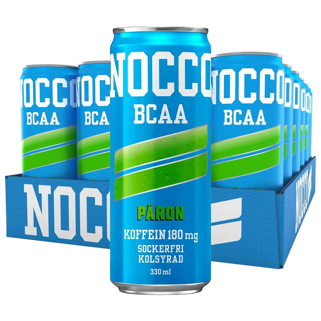 24 x NOCCO Päron 330 ml i ett blått flak med ljusblåa energidrycksburkar med gröna ränder.