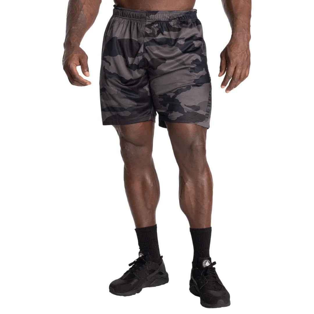 Better Bodies Loose Function Shorts Dark Camo, träningsshorts med lös passform i mörkt kamouflagemönster på en modell., bild 4 av 6