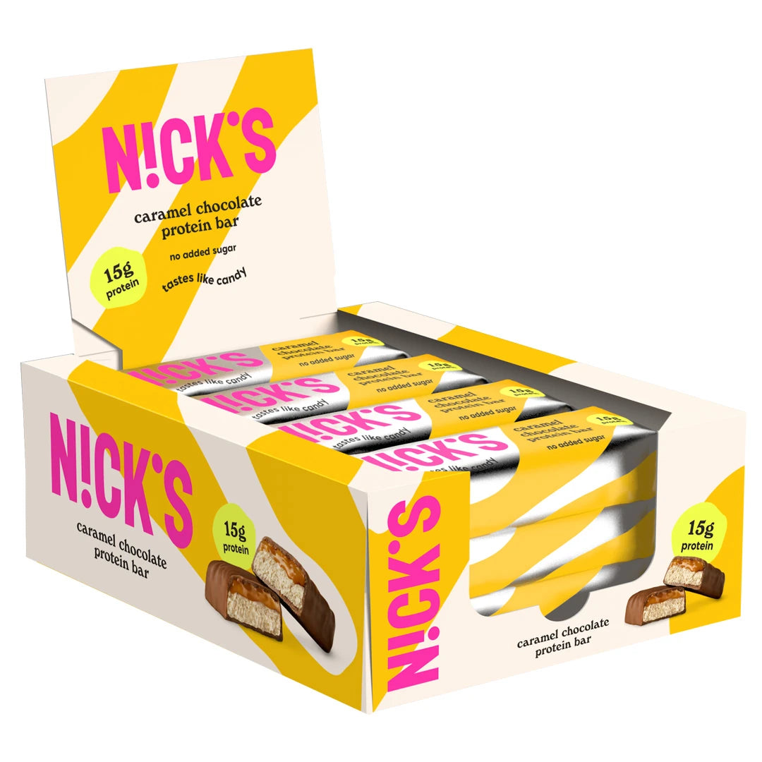 12 x NICKS Soft bar 50 g Caramel Chocolate i en gul och vit förpackning med proteinbars.