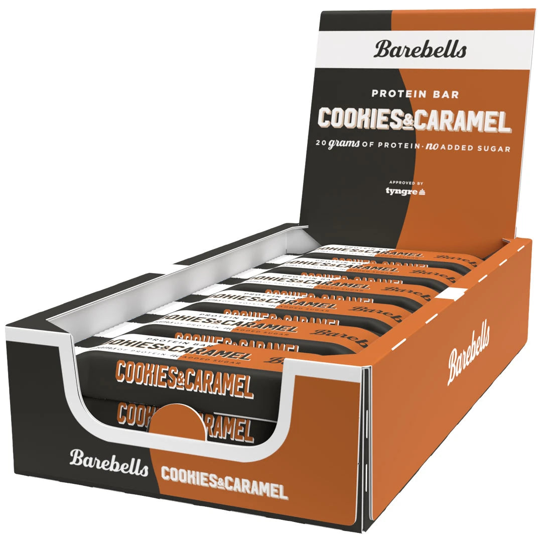 12 x Barebells Protein Bar 55 g Cookies & Caramel i en brun och svart öppen displaybox med matchande proteinbars.