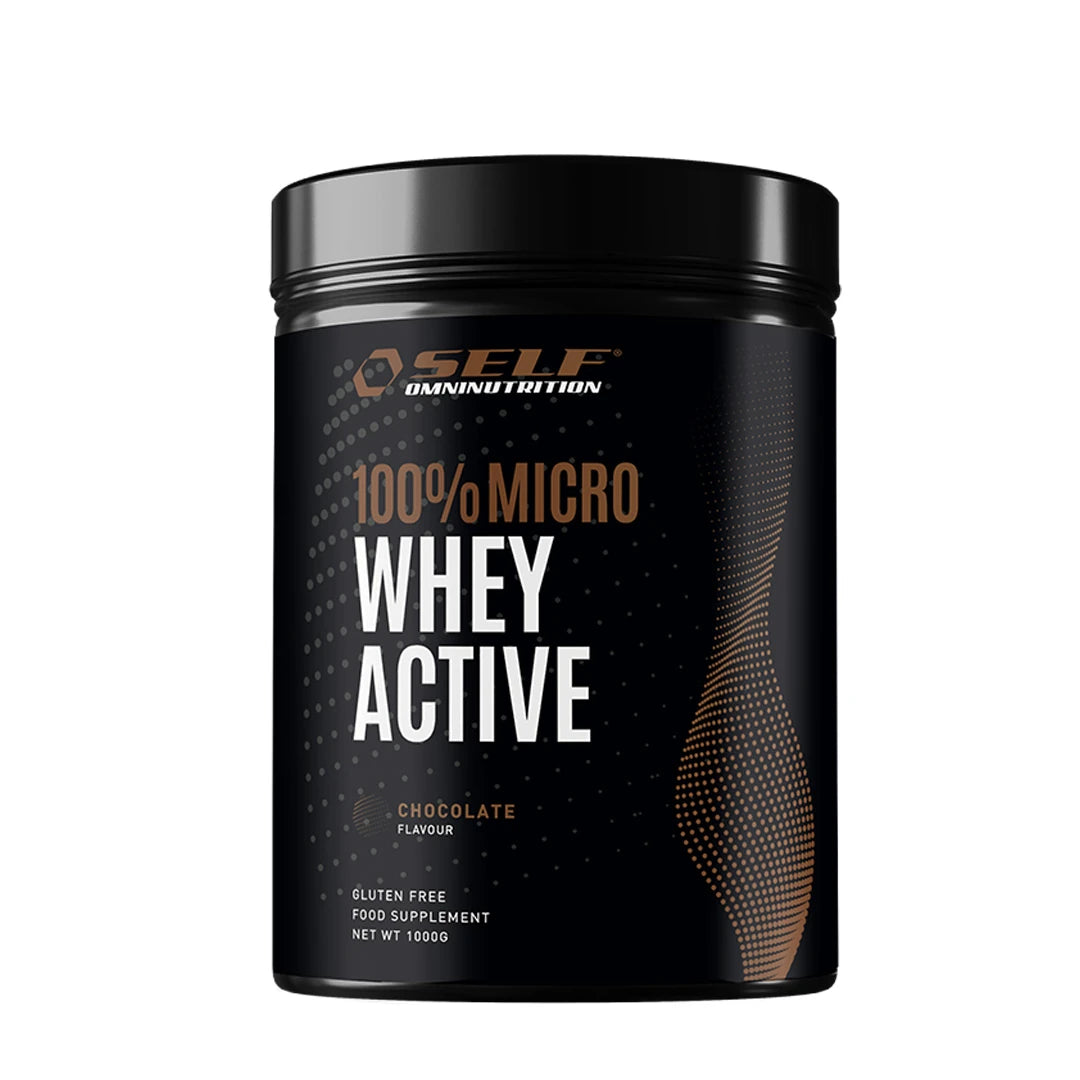 Self Omninutrition 100% Micro Whey Active 1 kg proteinpulver förpackad i en svart burk med chokladsmak.