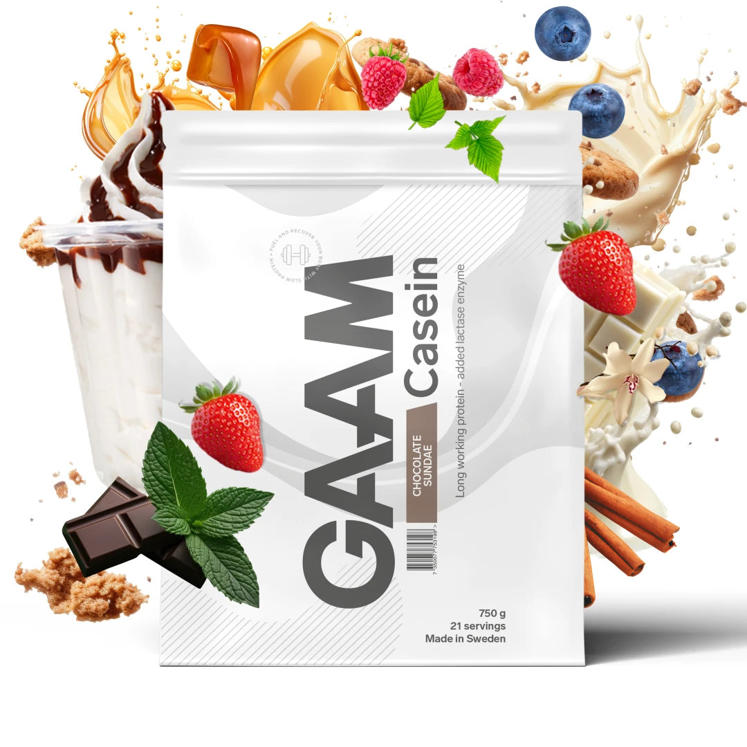 GAAM Casein 750 g kaseinprotein i en vit påse med smaken Chocolate Sundae, omgiven av choklad, frukt och bär.