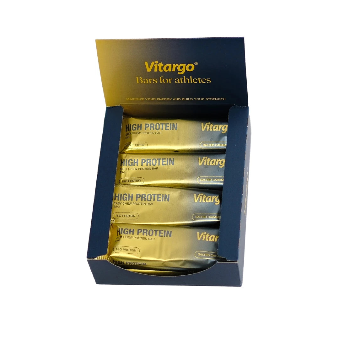 12 x Vitargo High Protein Bar 55 g i en mörkblå låda med guldiga proteinbars i smaken Salted Caramel., bild 1 av 1