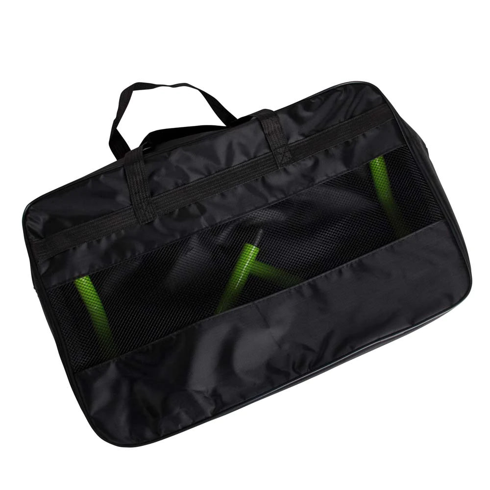 Virtufit Hurdle Bag, en svart väska i nylon med nätpanel där gröna hopphäckar syns inuti.