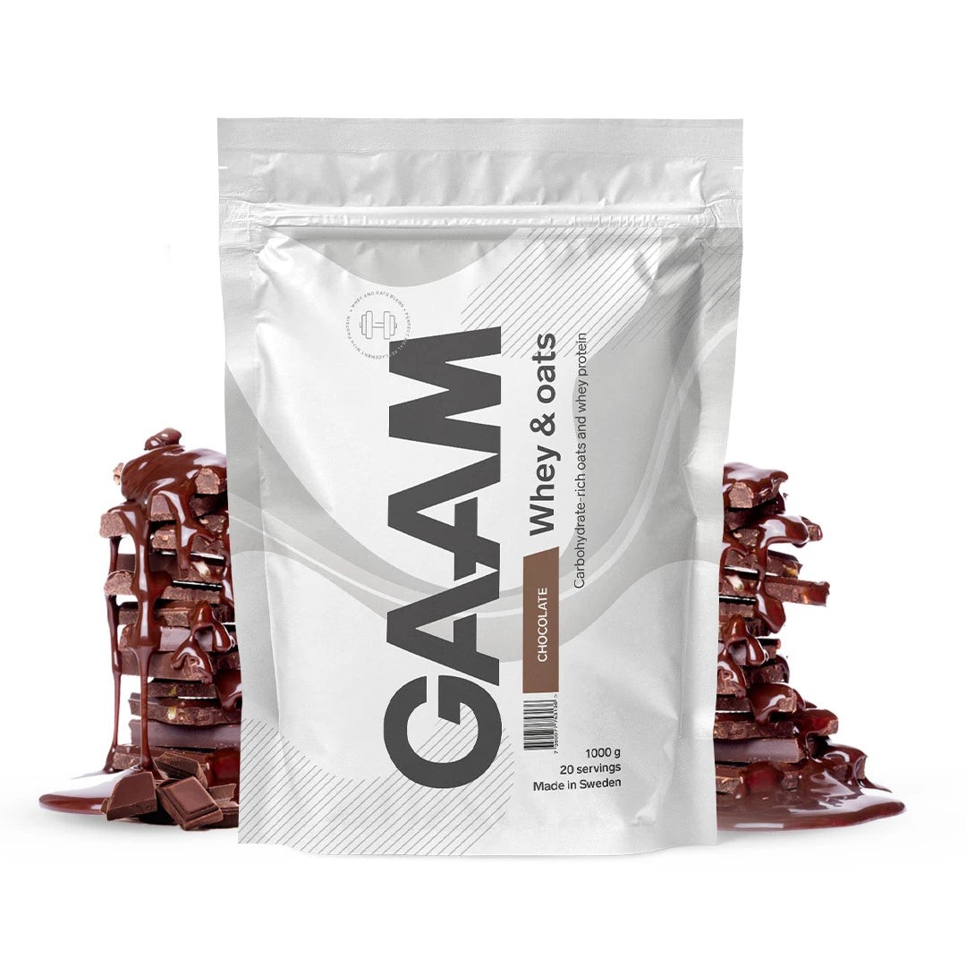 GAAM Whey & Oats 1 kg proteinpulver i en vit påse med smaken Chocolate, omgiven av chokladbitar.