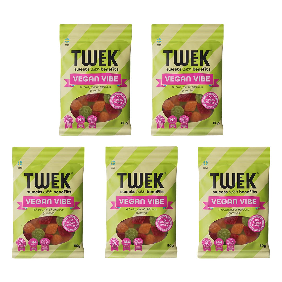 5 x Tweek Sweets 80 g Vegan Vibe i form av fem ljusgröna godispåsar med rosa detaljer och färgglada vingummin.