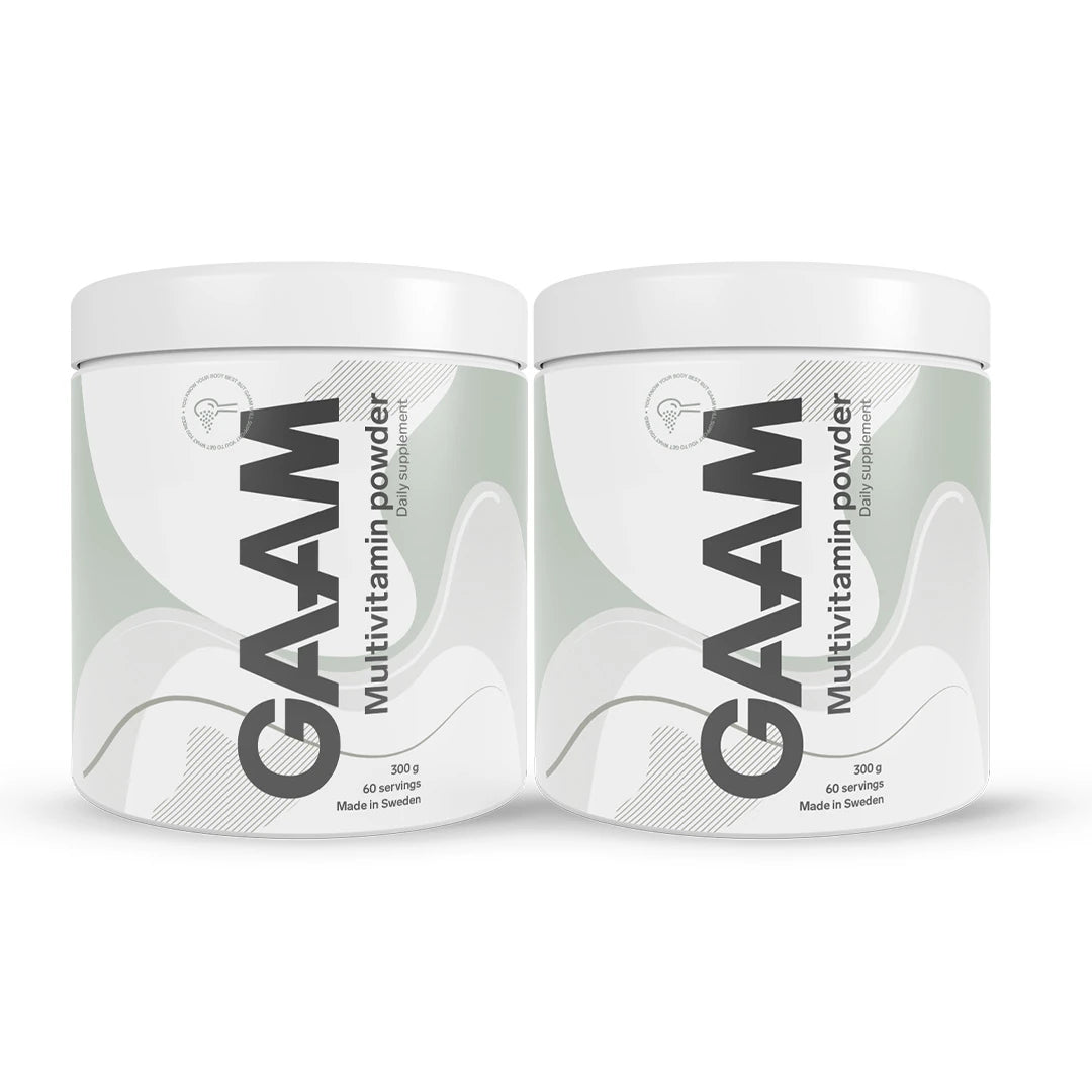 2 x GAAM Multivitamin Powder 300 g i två vita burkar med gråa och gröna detaljer.