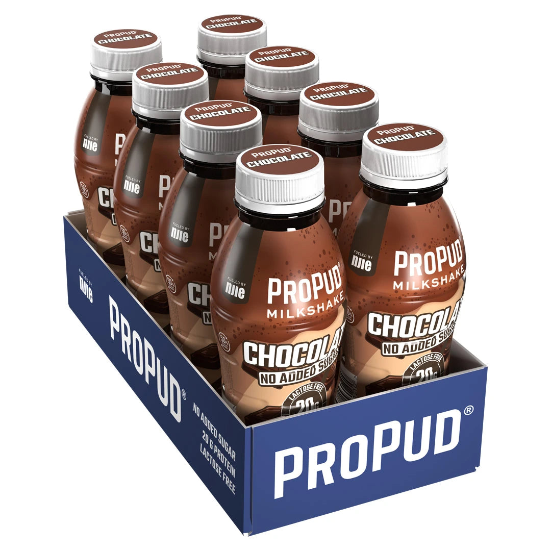 8 x NJIE ProPud Protein Milkshake 330 ml Chocolate i ett blått flak med bruna flaskor för smaken choklad.