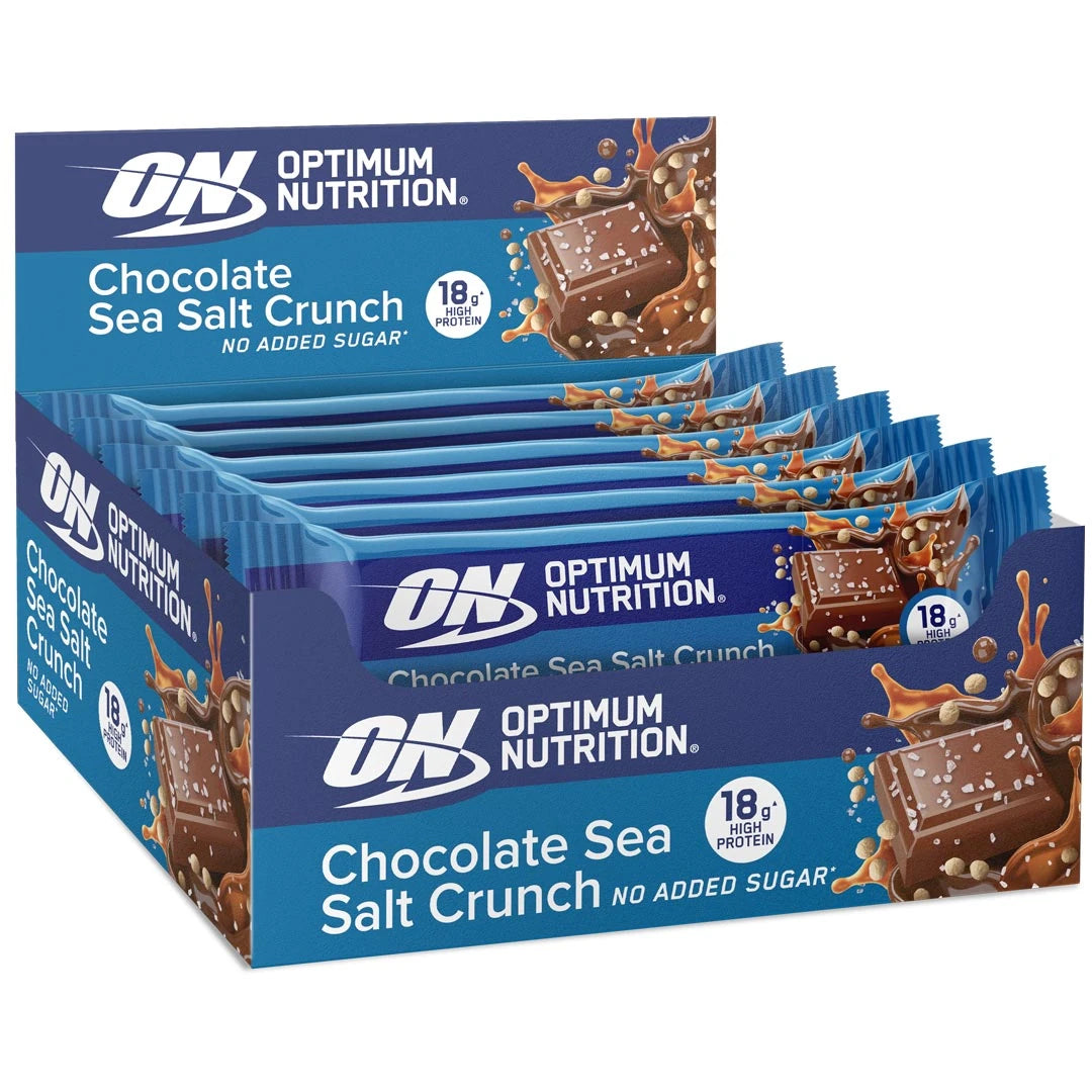 12 x Optimum Nutrition Chocolate Protein Bar 55 g Sea Salt Crunch i en blå displaybox med choklad- och koladetaljer.