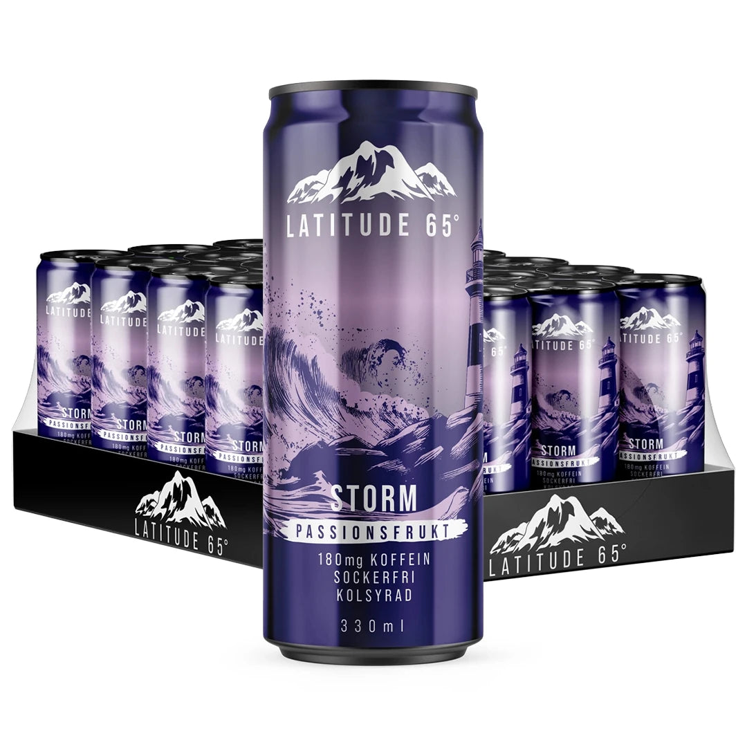 24 x Latitude 65 330 ml Storm - Passionsfrukt energidryck i lila burkar med stormmotiv på ett flak.