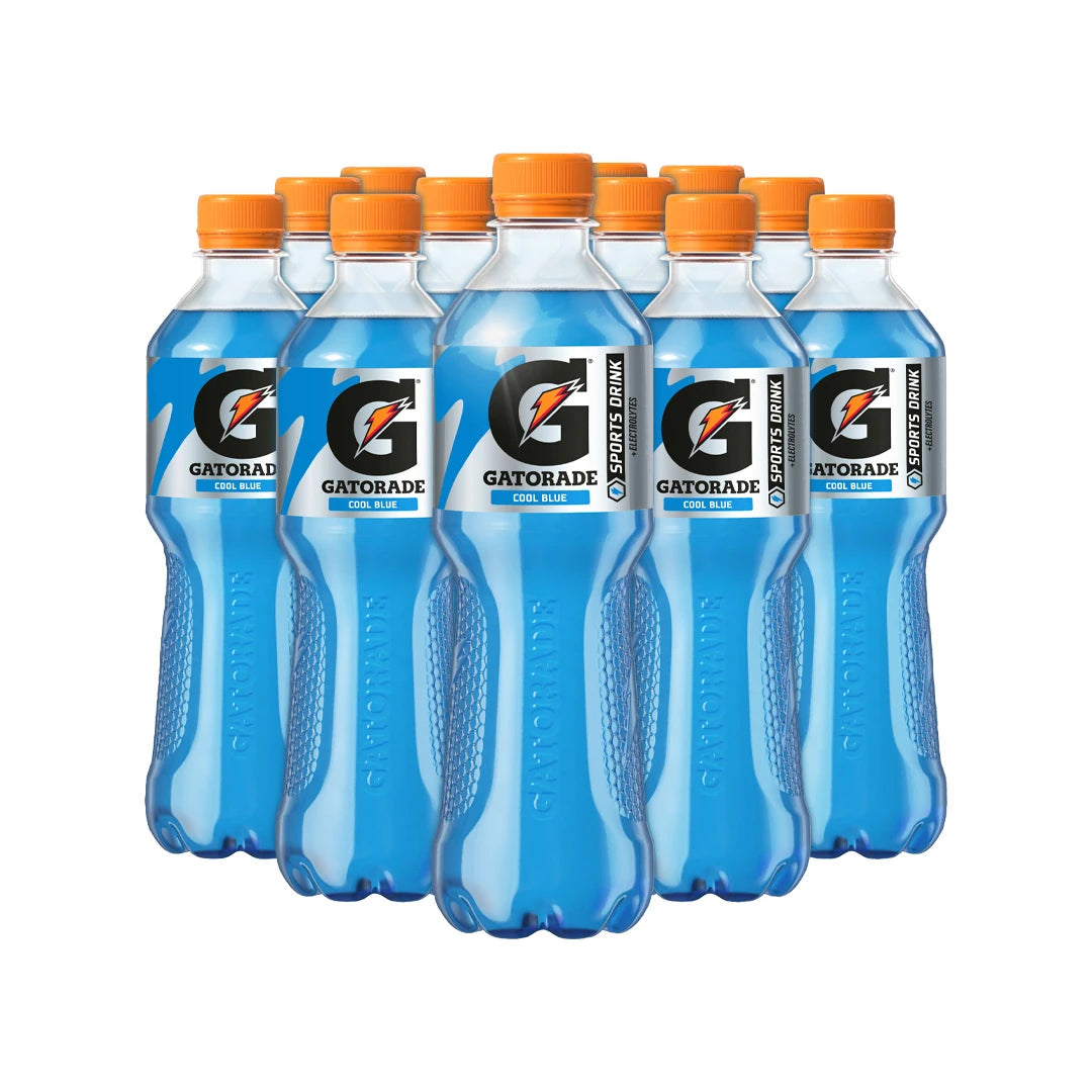 12 x Gatorade 500 ml Cool Blue sportdryck i genomskinliga plastflaskor med blå vätska och orange kork.