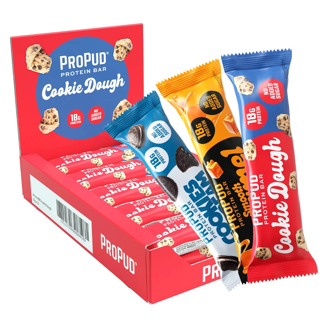 12 x NJIE ProPud Proteinbar 55 g Mixlåda visar en röd låda Cookie Dough och flera färgglada proteinbars i olika smaker.