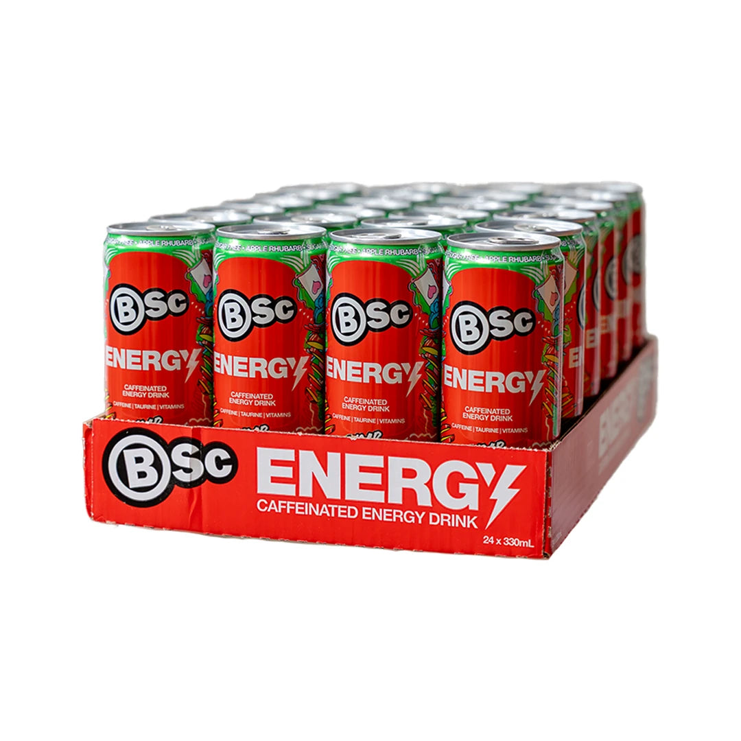 24 x BSc Energy Drink 330 ml Apple Rhubarb i ett rött flak fyllt med röda och gröna energidrycksburkar.