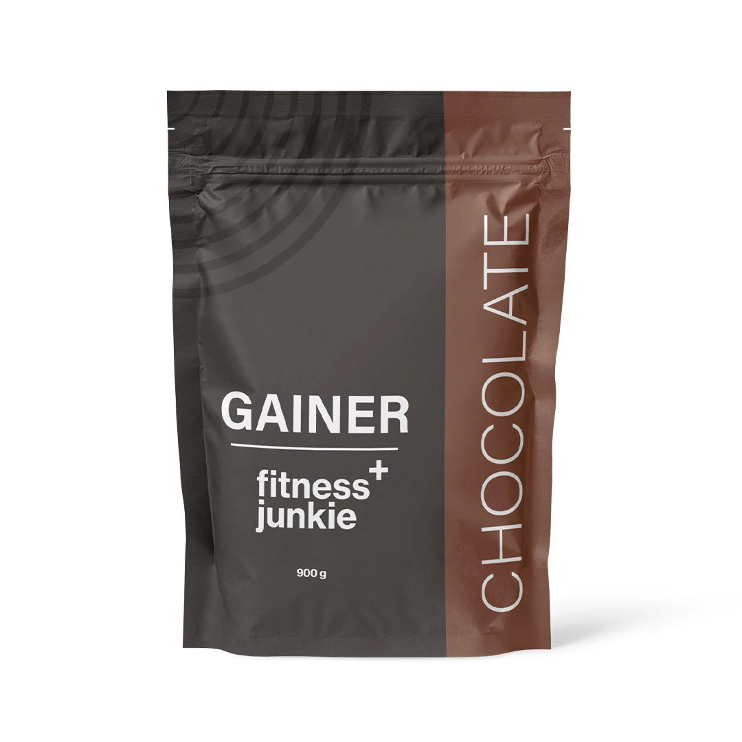 fitnessjunkie Gainer 900 g pulver i en mörkgrå och brun påse för smaken Chocolate.