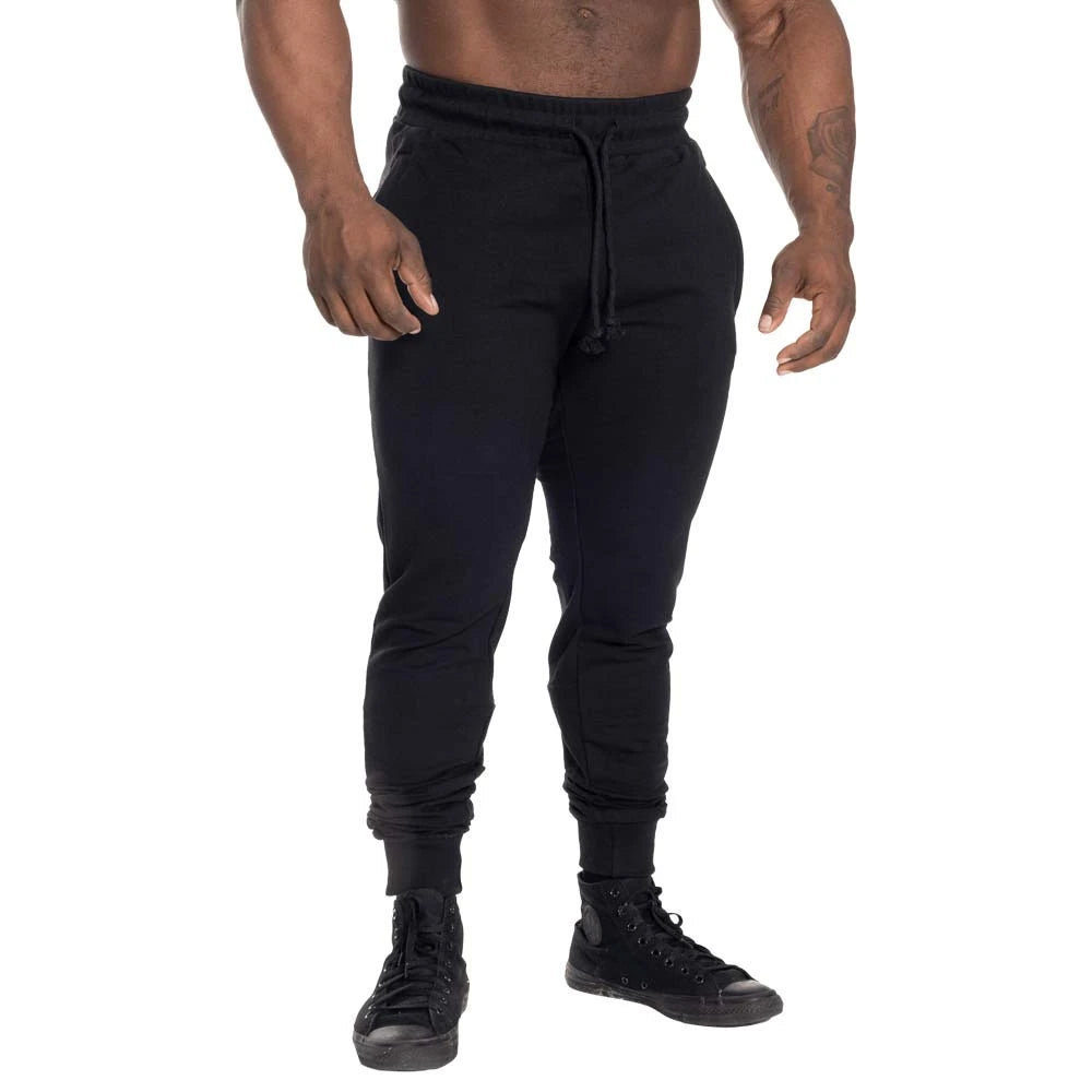 GASP Tapered Joggers Black är svarta träningsbyxor med avsmalnande passform, dragsko och justerbar midja.