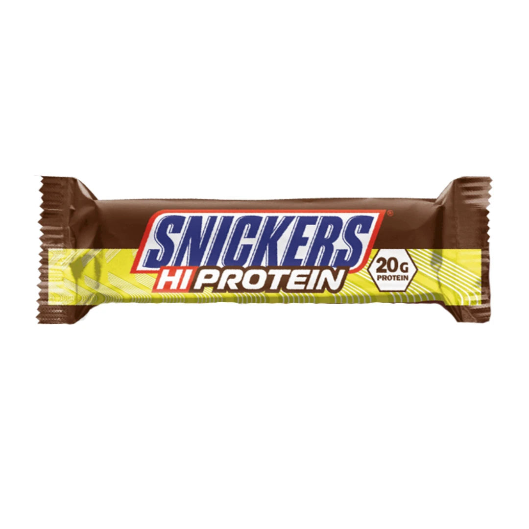 Snickers Hi Protein Bar 55 g, en choklad- och proteinbar förpackad i ett brunt omslag med gul rand och klassisk röd text.