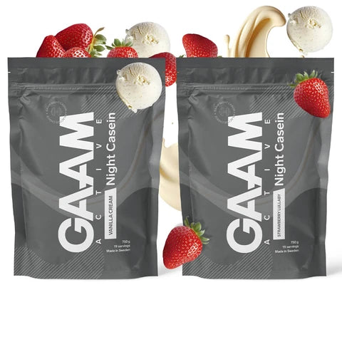 2 x GAAM Active Night Casein 750 g i två mörkgrå påsar omgivna av färska jordgubbar och vaniljglass.