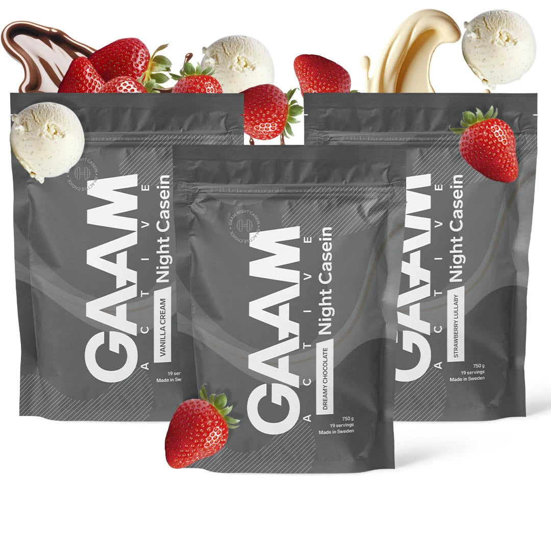 3 x GAAM Active Night Casein 750 g i tre mörkgrå påsar omgivna av färska jordgubbar, choklad och vanilj.