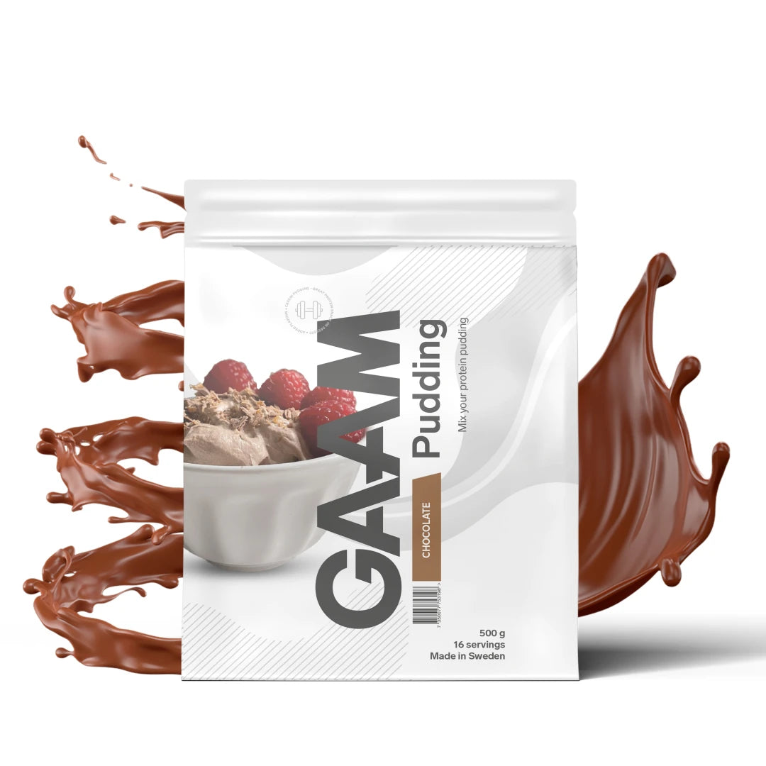 GAAM Pudding 500 g proteinpudding i pulverform i en vit påse för smaken Chocolate, omgiven av chokladstänk.