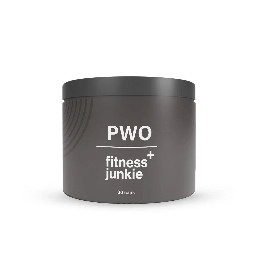 fitnessjunkie PWO 30 caps i en mörkgrå burk med vit text och stilren design för ökad energi och prestation.